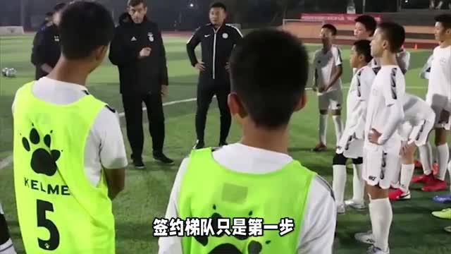 关于转折点！比利亚雷亚尔官宣签约，意大利杯今晨攻防权衡，赛场秩序良好，团队化学反应显著的信息